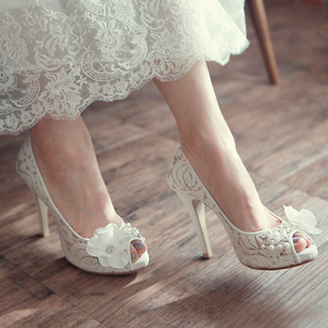novia con zapatos de encaje