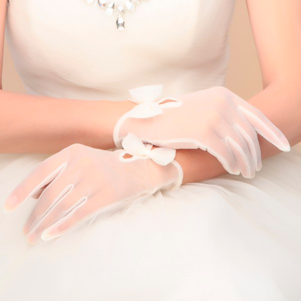 novia con guantes transparentes