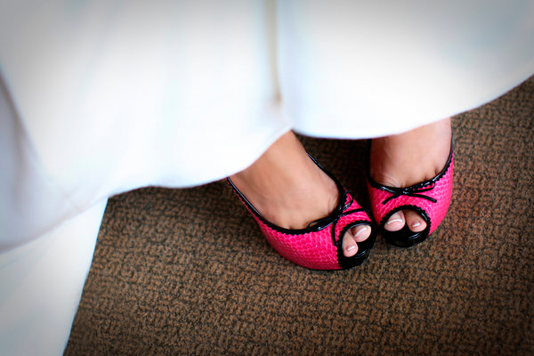 novia luciendo zapatos en color rosa