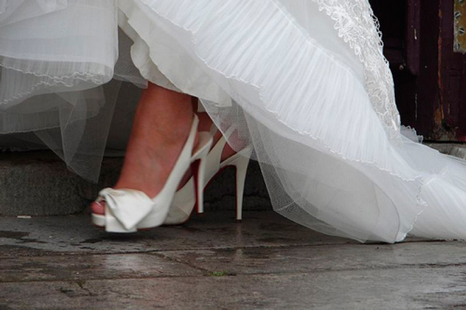novia luciendo zapatos blancos
