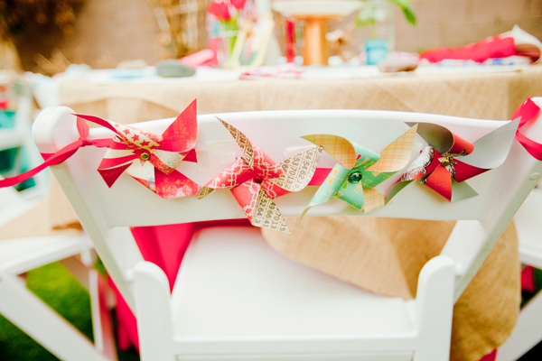 silla de boda decorada con molinillos de viento