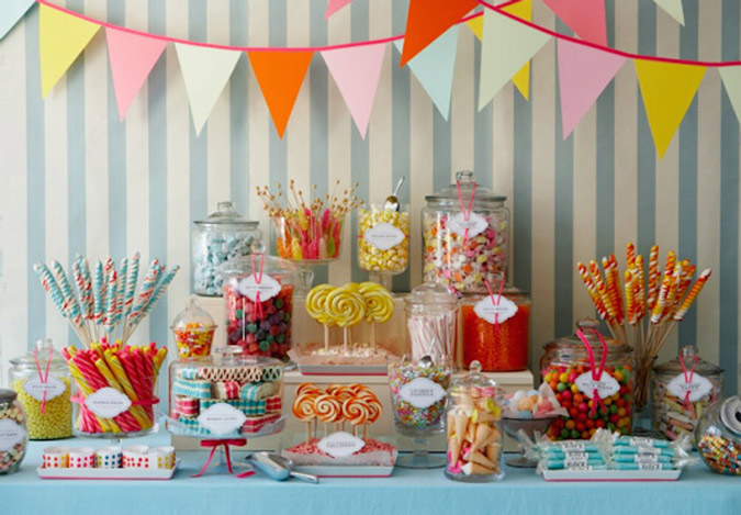 mesa de boda decorada de manera infantil de dulces