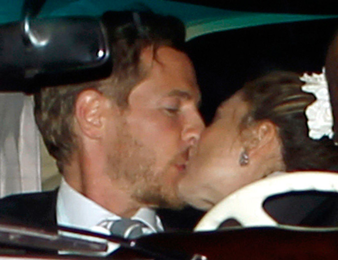 Drew Barrymore y Will Kopelman besándose en el coche recién casados