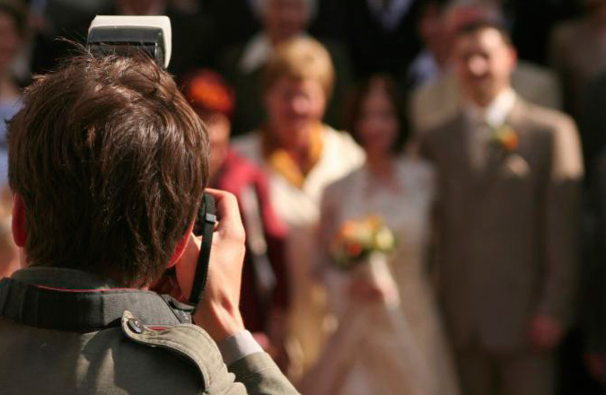 fotógrafo de espaldas haciendo fotos en una boda
