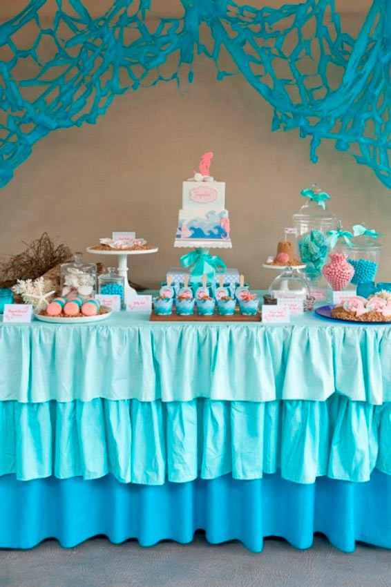 decoración para mesa de aperitivos en boda de color azul degradado