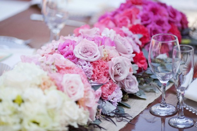 centros de mesa de flores en color degradado para boda