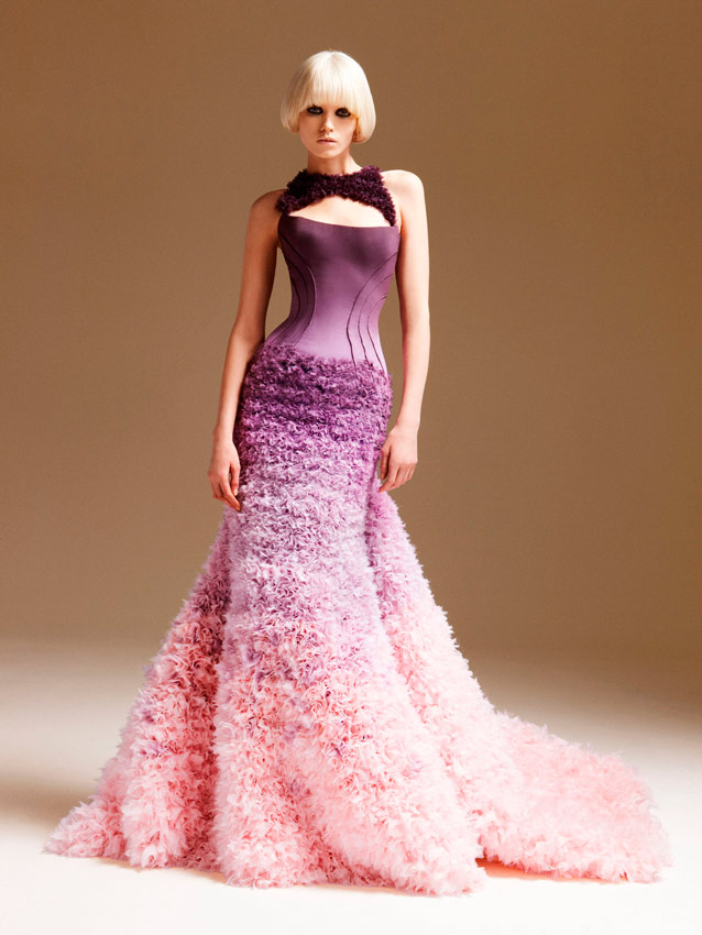 novia con vestido degradado de lila a rosa de Versace