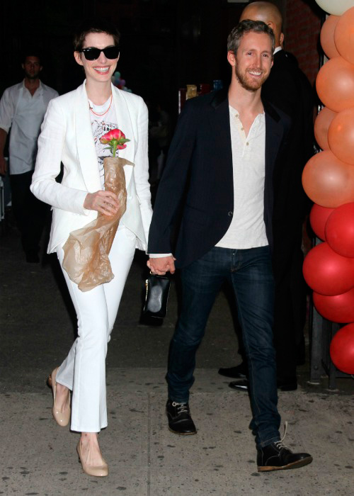 foto de pareja de Anne Hathaway y Adam Shulman