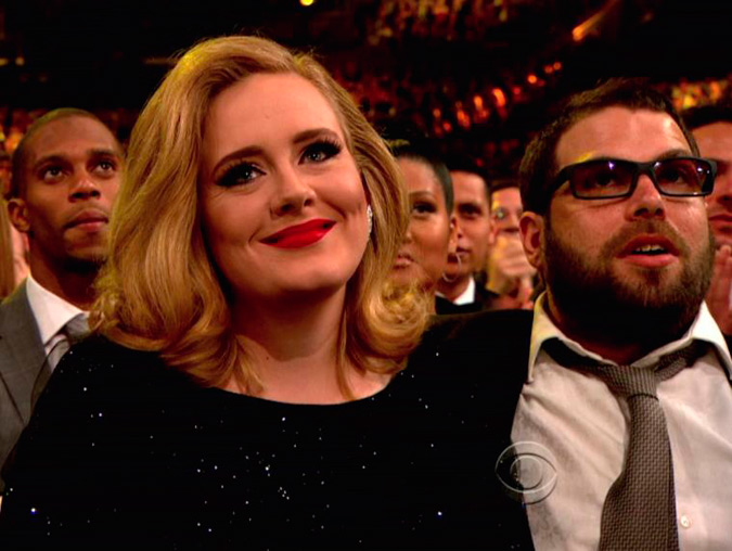 Adele y Simon Konecki en los Grammy sonriendo