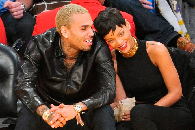 Rihanna y Chris Brown viendo un partido de baloncesto