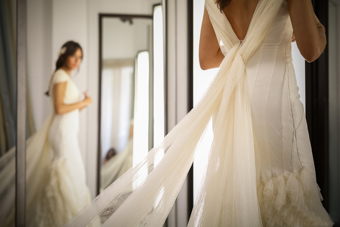 novia mirándose al espejo antes de casarse