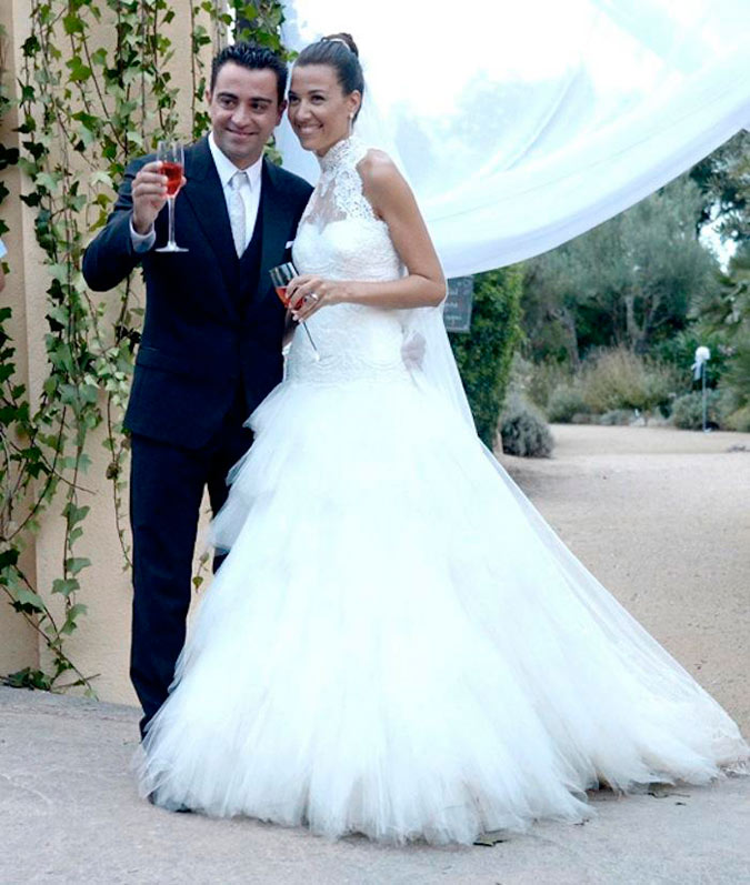 Xavi Hernández y Nuria Cunillera posando para los medios el día de su boda