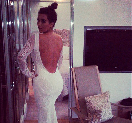 Kim Kardashian vestida de novia, vestido con escote en la espalda