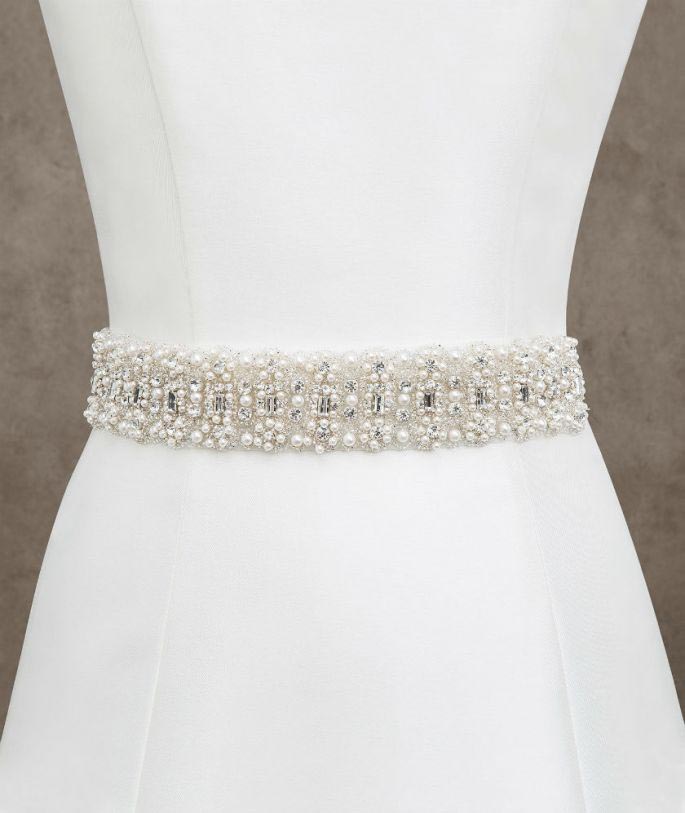 cinturón de novia con perlas de Pronovias