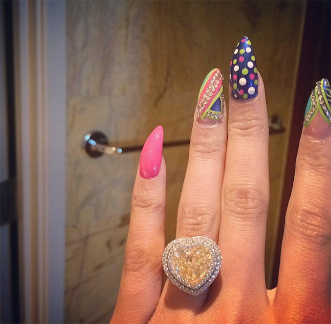 mano de Nicki Minaj con anillo de compromiso y manicura original
