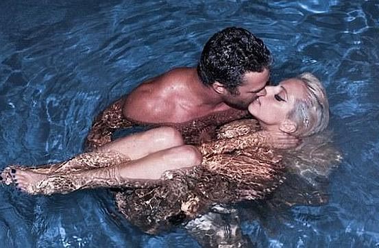 Lady Gaga y Taylor Kinney besándose en el agua