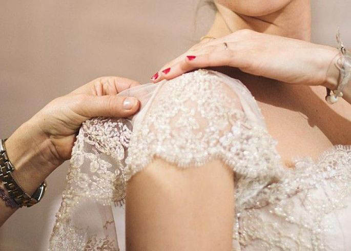 modista colocando una manga al vestido de novia