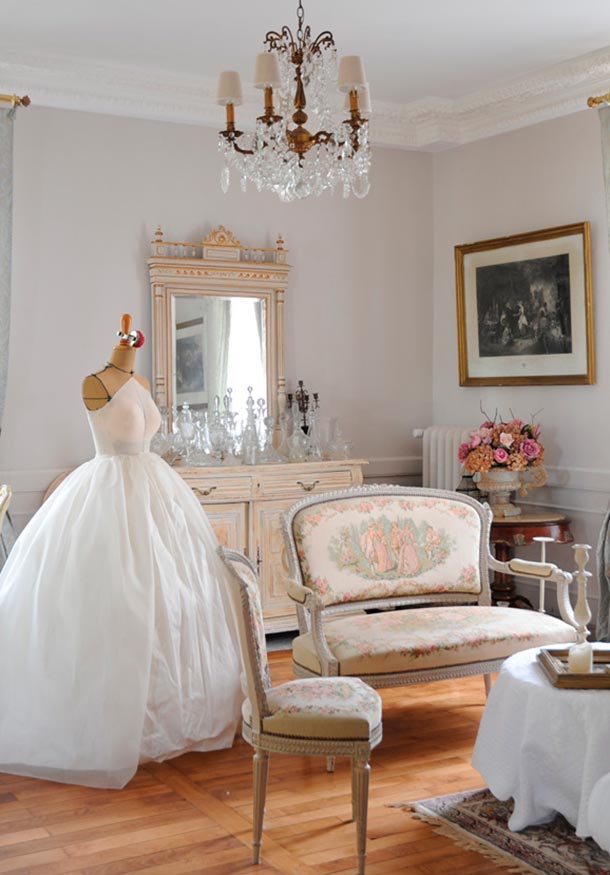 vestido de novia en maniquí en el interior de una casa