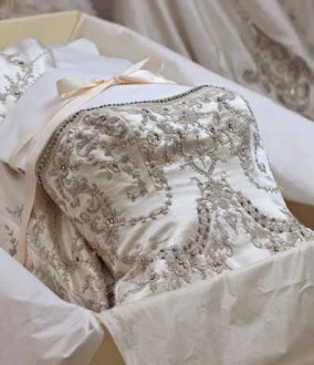 vestido de novia guardado en caja con papel de seda