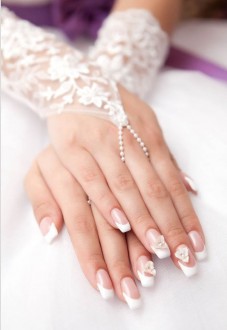 manos novia sobrepuestas con mitones y manicura nail art