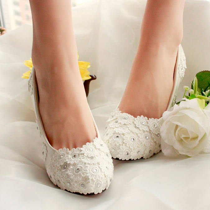 zapatos de novia blancos con aplicaciones florales