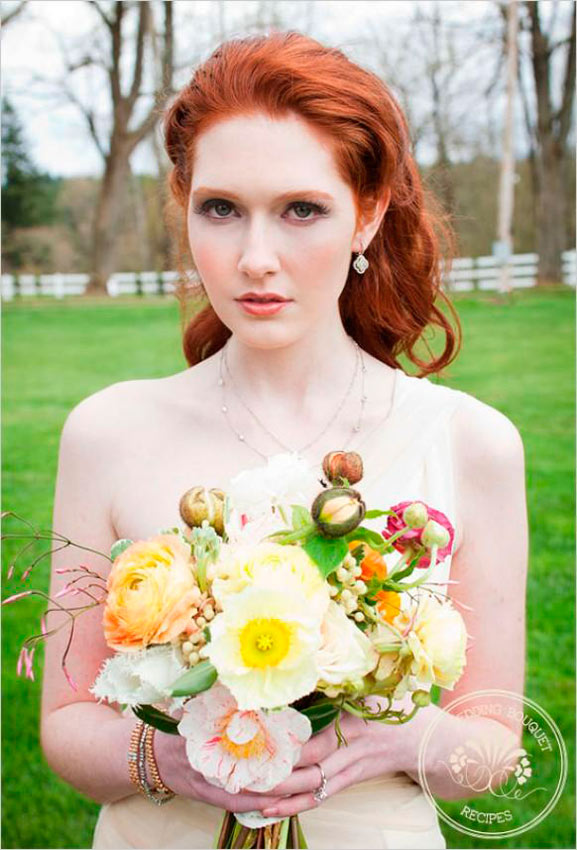 novia pelirroja con ramo en tonos pastel con tonos verdes