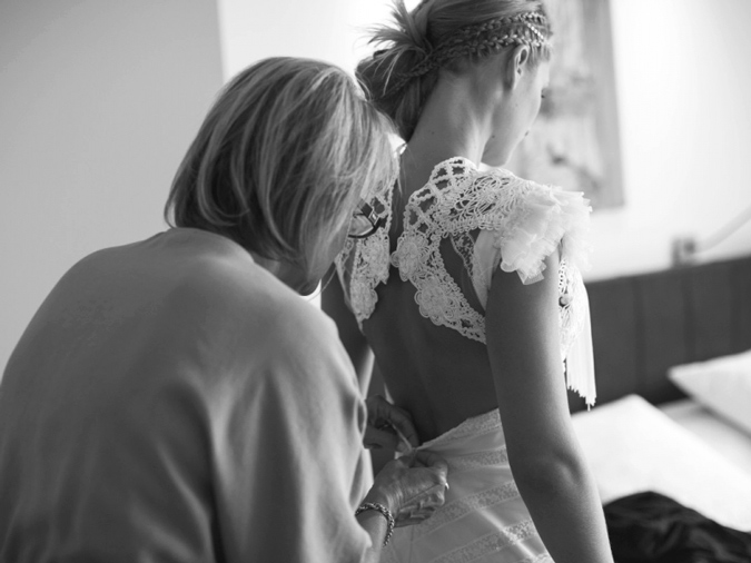 diseñadora confeccionando la espalda de un vestido de novia hecho a medida