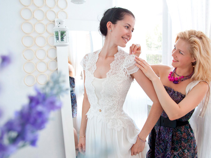 diseñadora dando últimos retoques a un vestido de novia a medida