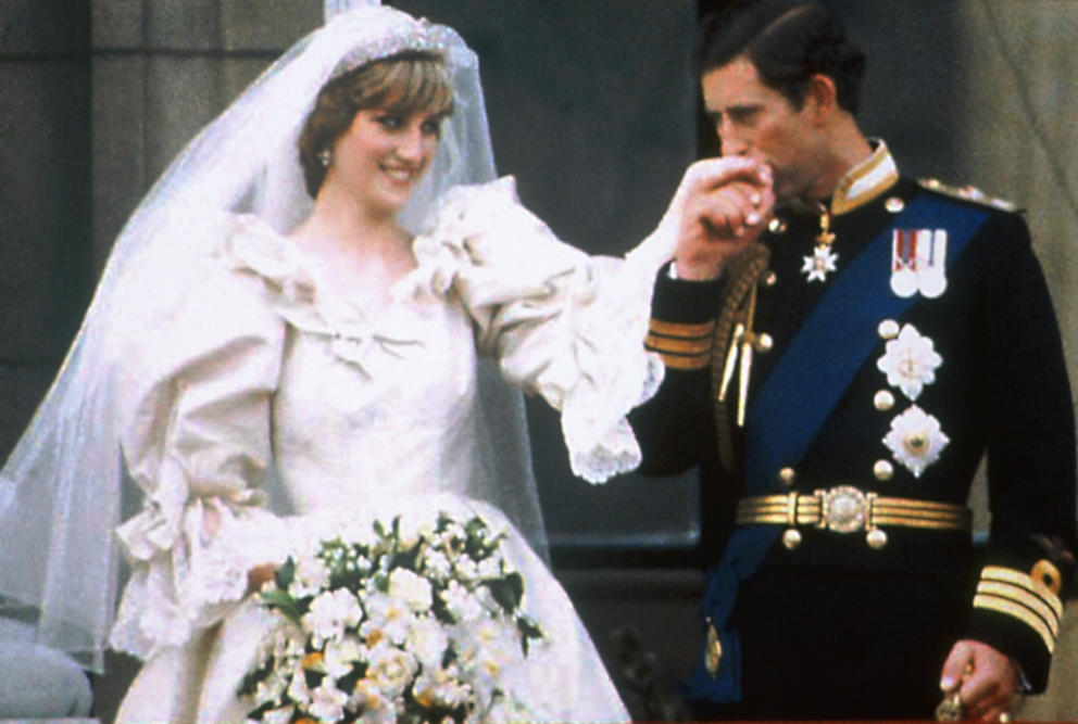 El Príncipe Carlos besando la mano de Lady Di el día de su boda