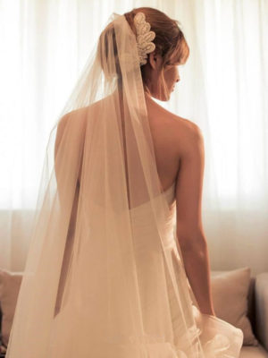 Vestido de novia asimétrico sin mangas con abertura frontal y cola de barrida