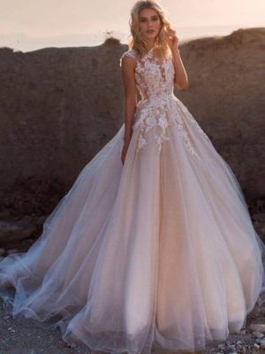 Vestido de novia bohemio de estilo princesa con apliques de encaje