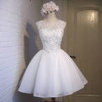 Vestido de novia corto de encaje con apliques brillantes