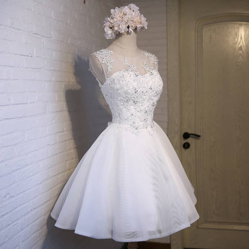 Vestido de novia corto de encaje con apliques brillantes