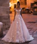 Vestido de novia de corte princesa con apliques florales y espalda descubierta
