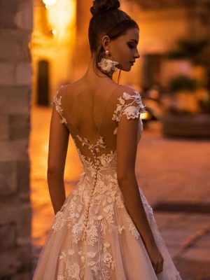 Vestido de novia de corte princesa con apliques florales y espalda descubierta