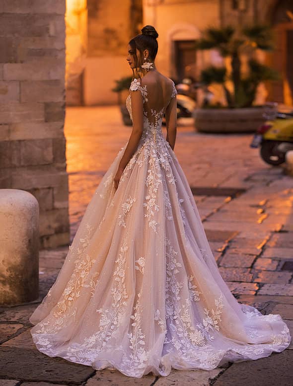 Vestido de novia de corte princesa con apliques florales y espalda descubierta