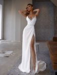 Vestido novia satén suave tirantes finos apertura lateral