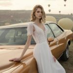 Vestido novia boho decoraciones florales espalda descubierta