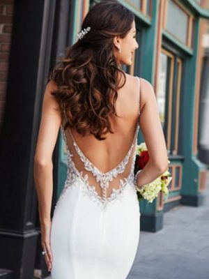 Vestido novia estilo lencero detalles encaje tirantes finos