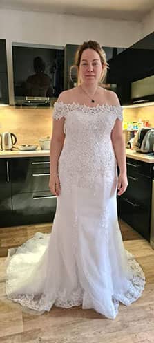 Vestido de novia corte sirena con apliques florales y encaje